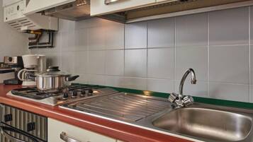 Jääkaappi, mikroaaltouuni, uuni, astianpesukone