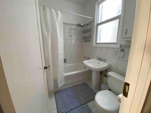 Ensemble douche/baignoire, sĂšche-cheveux, serviettes fournies, savon