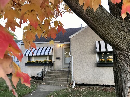 3 BDR HOME - Fully Fenced Yard - 10 Mins to Starved Rock!