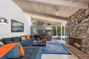 Smart TV, fireplace, stereo - Hip Twin Palms Mid-Century (Palm Springs)