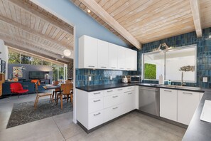 Kylskåp, mikrovågsugn, ugn och spishäll