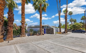 Property grounds - NEW: Fun and Fabulous Renovation in Twin Palms (Palm Springs)