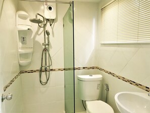 Apartment, 2 Schlafzimmer, Kühlschrank | Badezimmer