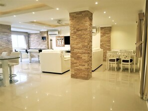 Living room - Large, Stylish 2 bed Apartment With Pool Table in Pattaya (Pattaya)