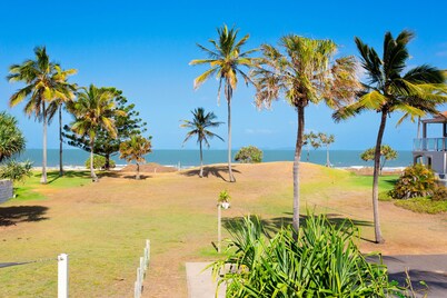 Driftwood on the Beach - Sea View Unit 10