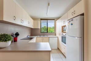 Kjøleskap, mikrobølgeovn, ovn og kokeplater