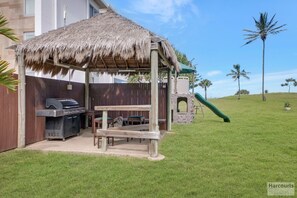Outdoor dining - Driftwood on the Beach - Ground Floor Unit 3 (Yeppoon)