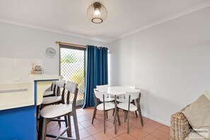 Dining - Driftwood on the Beach - Ground Floor Unit 3 (Yeppoon)