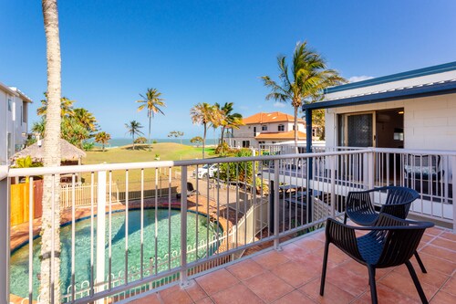 Driftwood on the Beach - Sea View Unit 9