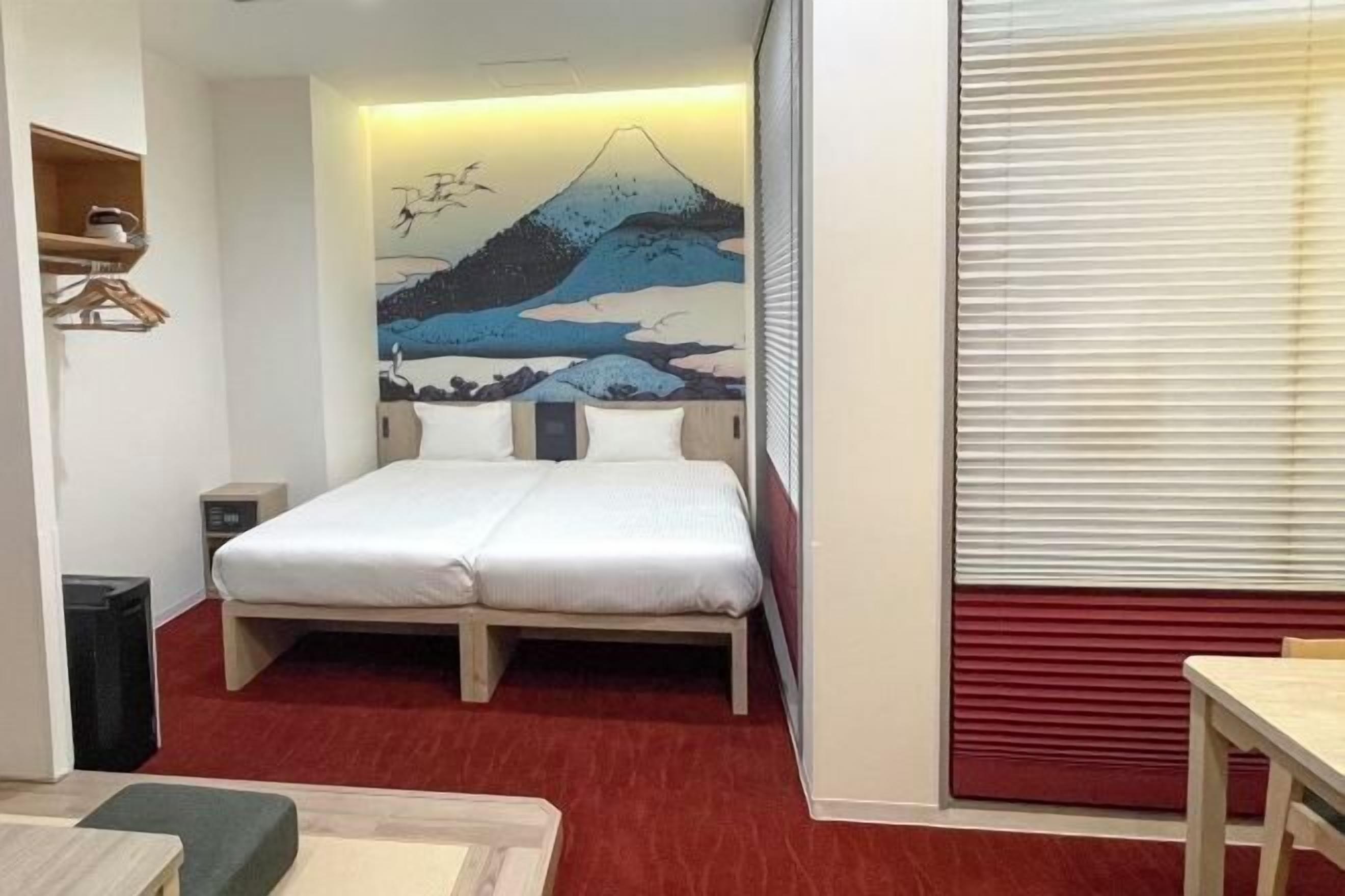 Cobrellits, caixa forta a l'habitació i escriptori 