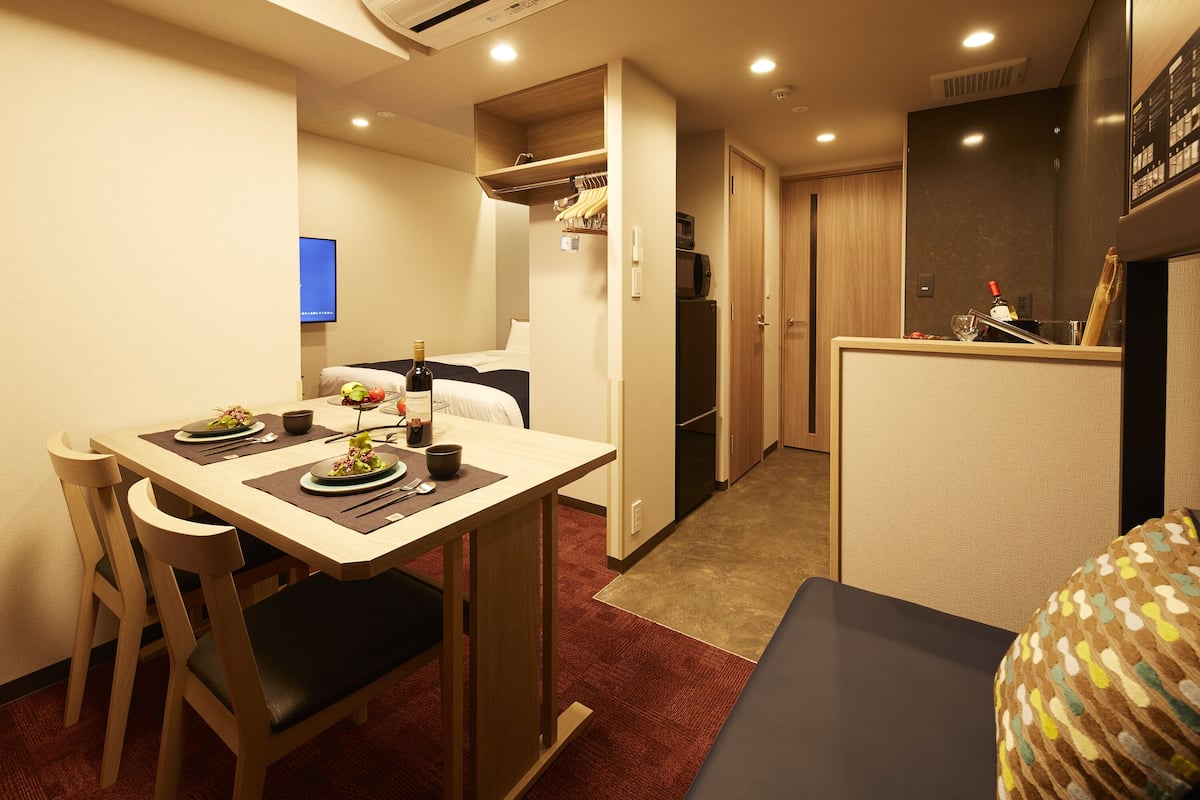 Kamar Quadruple Basic, Bebas Asap Rokok (Family,) | Selimut bulu angsa, brankas, meja kerja, dan setrika/meja setrika