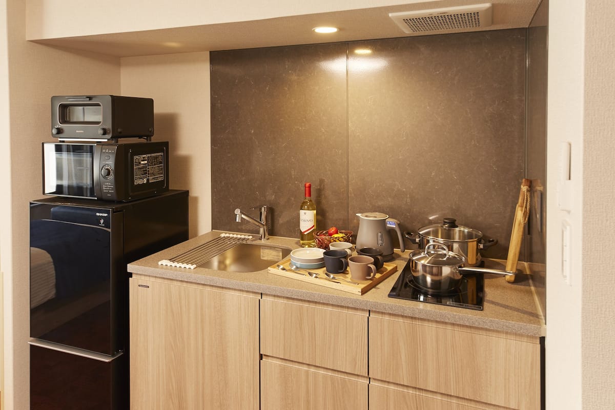 Lemari es, microwave, kompor, dan ketel listrik