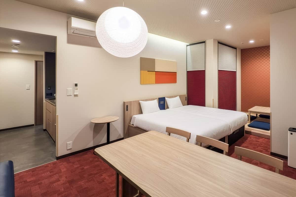Kamar Deluks, Bebas Asap Rokok (1-5pax, Japanese, Basement Floor) | Selimut bulu angsa, brankas, meja kerja, dan setrika/meja setrika