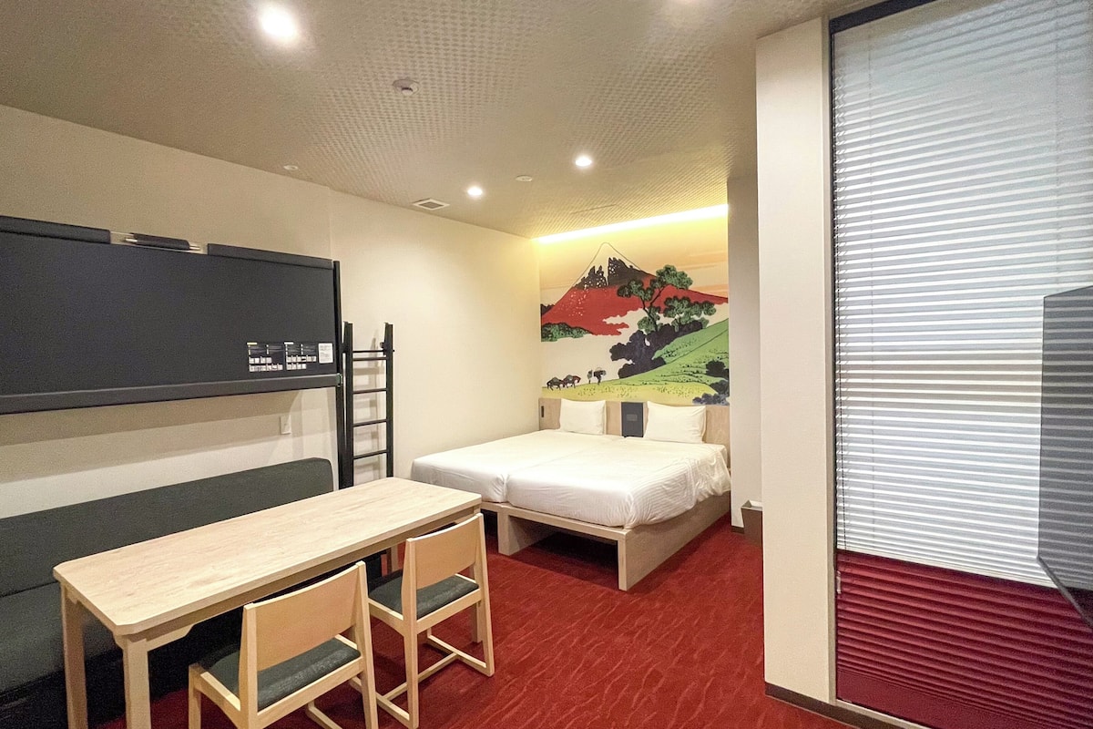 Kamar Superior, Bebas Asap Rokok (1-4pax,Family Hokusai, Basement Floor) | Selimut bulu angsa, brankas, meja kerja, dan setrika/meja setrika