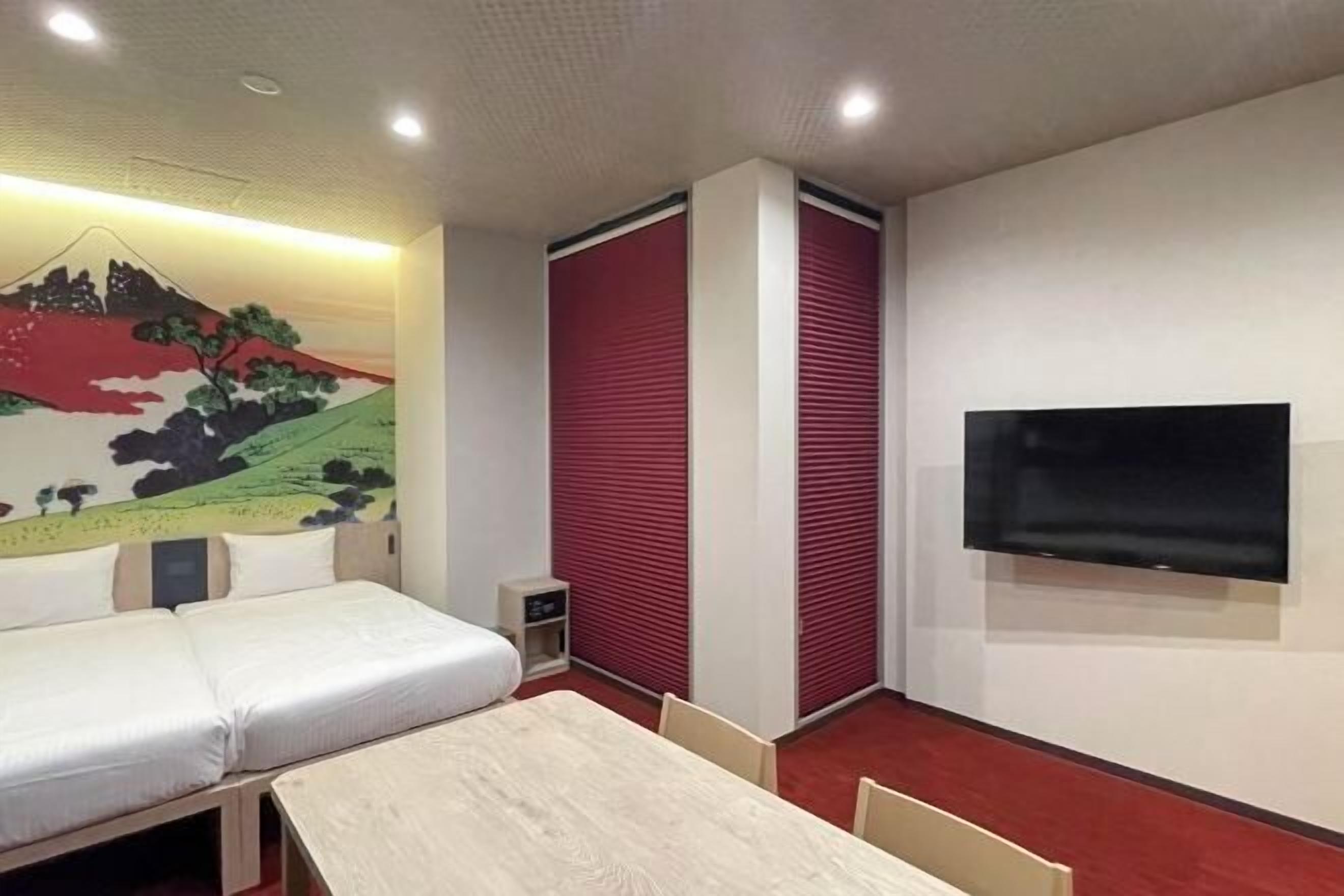 Cobrellits, caixa forta a l'habitació i escriptori 