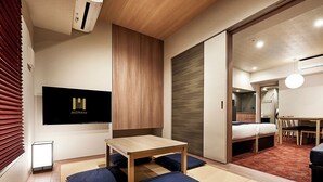 ห้องแกรนด์, ปลอดบุหรี่ (Japanese,) | ผ้านวมขนเป็ด, ตู้นิรภัยในห้องพัก, โต๊ะทำงาน, เตารีด/โต๊ะรีดผ้า