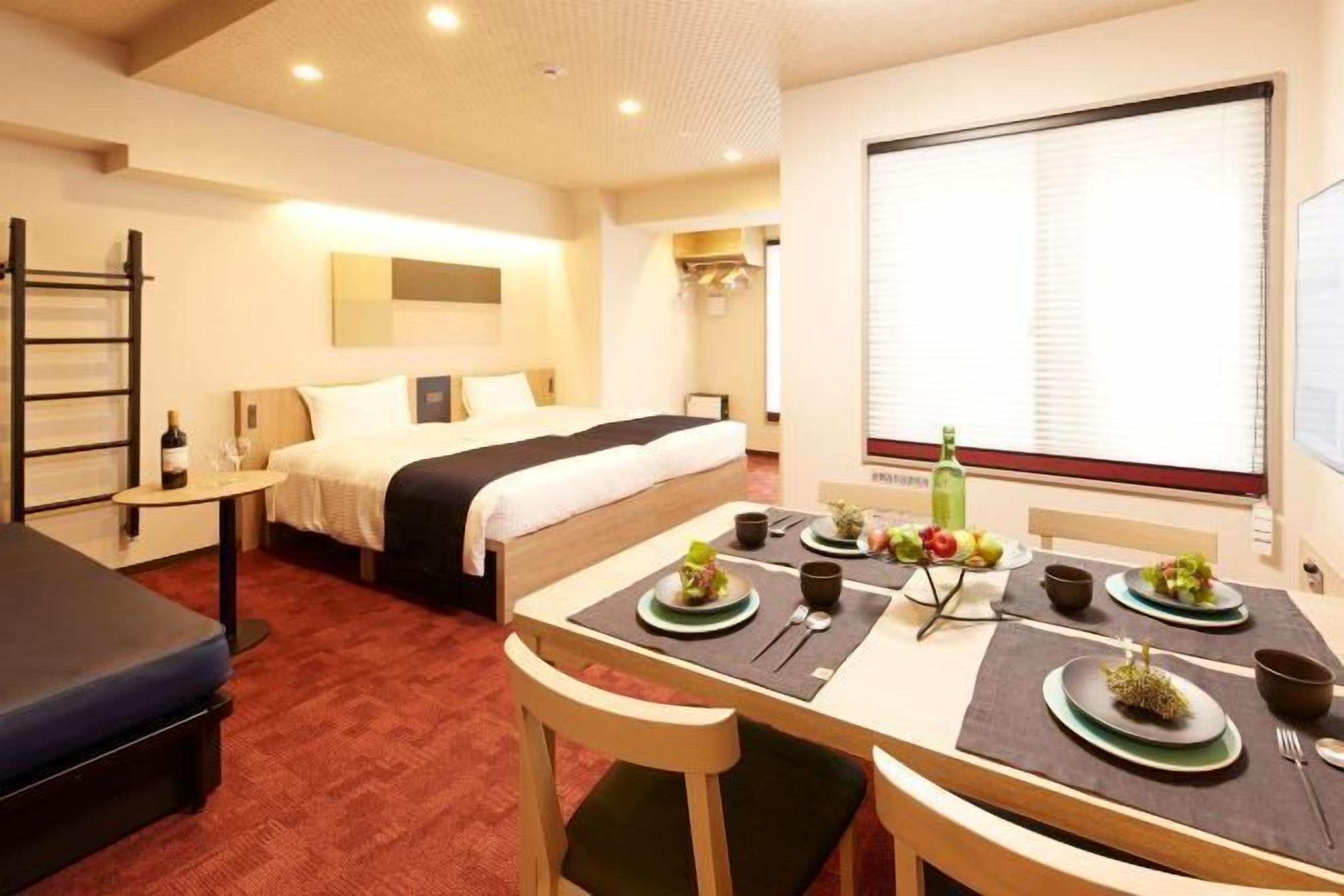 Cobrellits, caixa forta a l'habitació i escriptori 