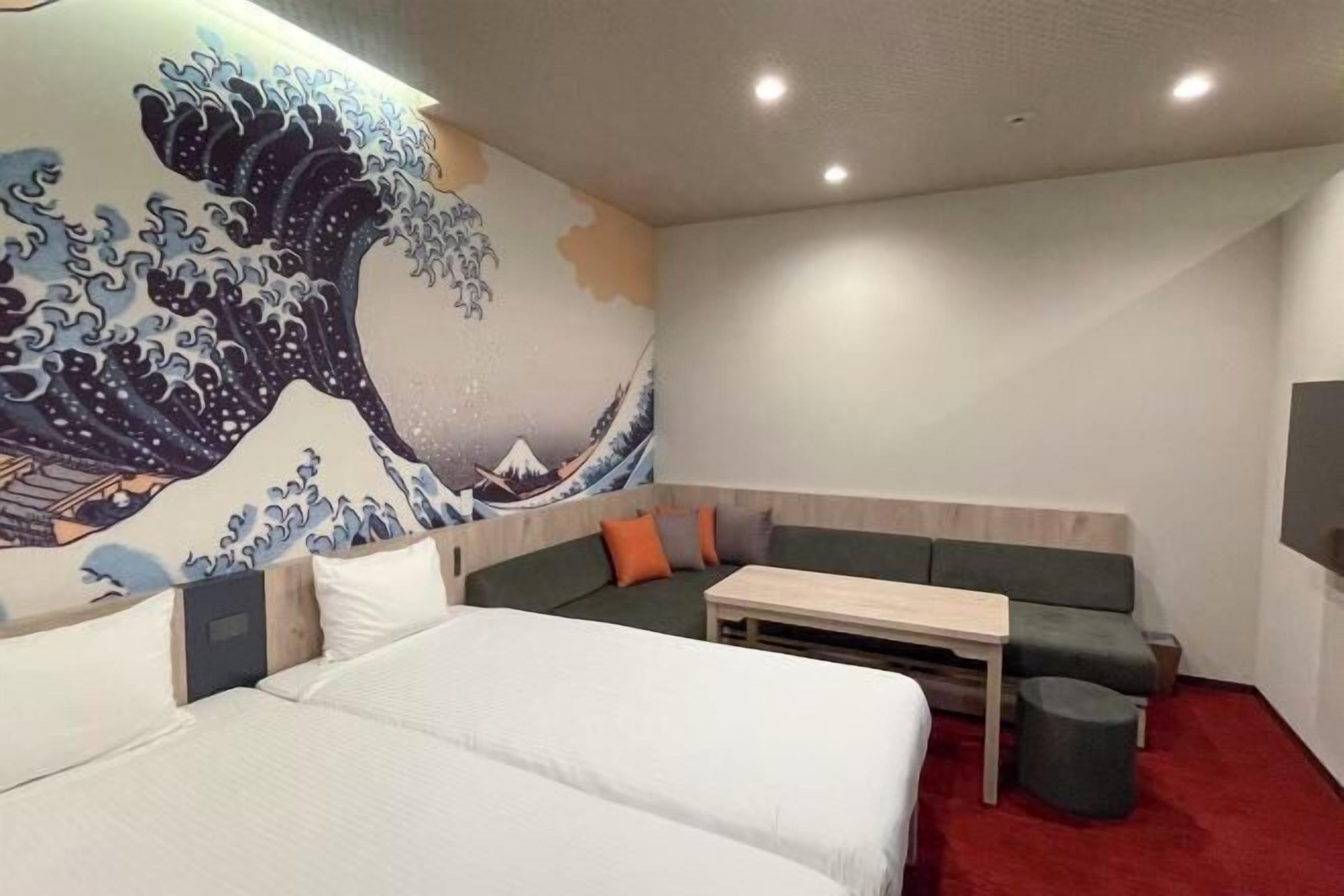 Cobrellits, caixa forta a l'habitació i escriptori 