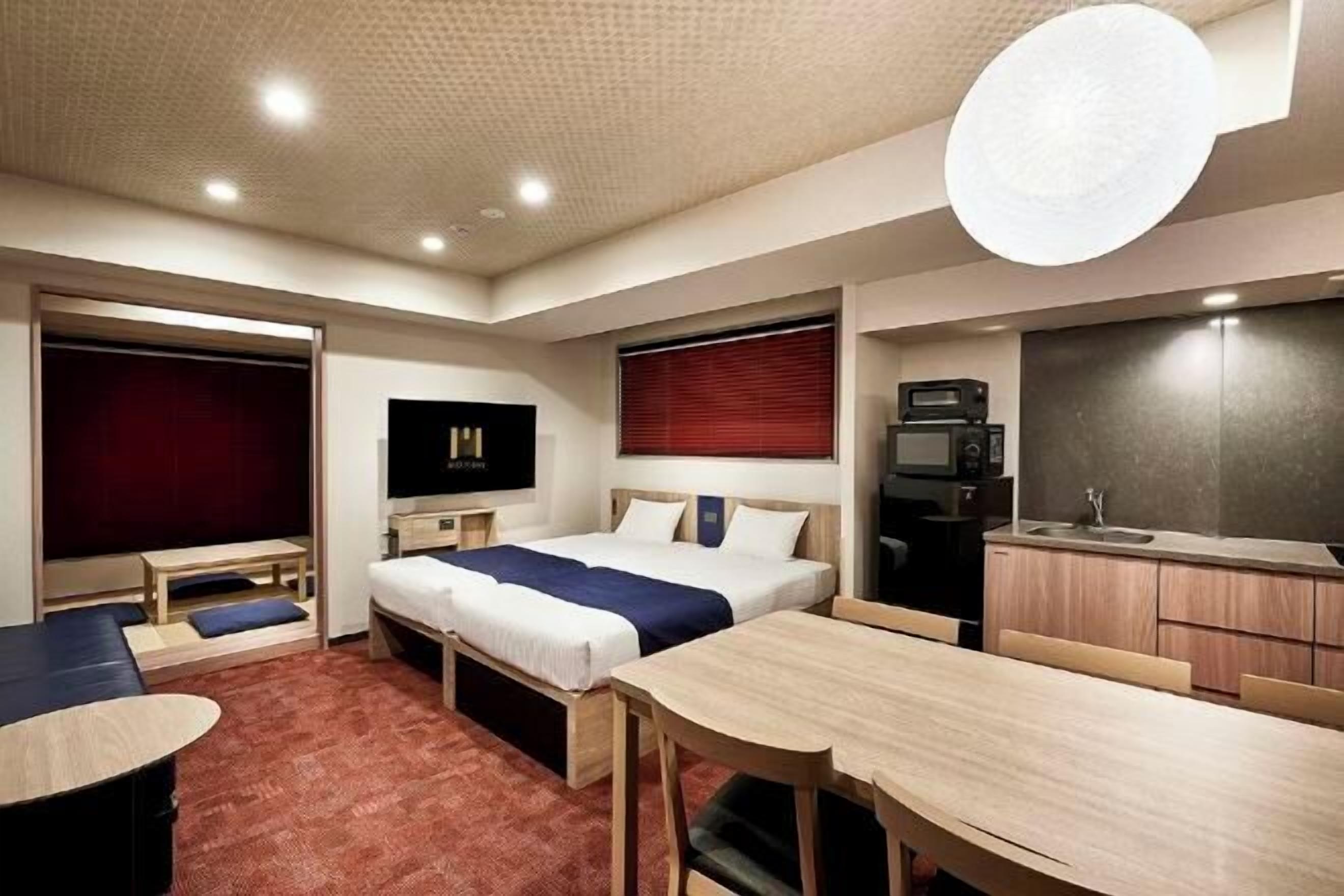 Cobrellits, caixa forta a l'habitació i escriptori 