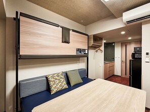 Selimut bulu angsa, brankas, meja kerja, dan setrika/meja setrika