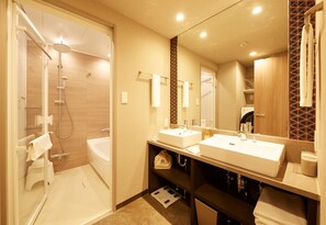 Tina y regadera independientes y amenidades de baño gratuitas 