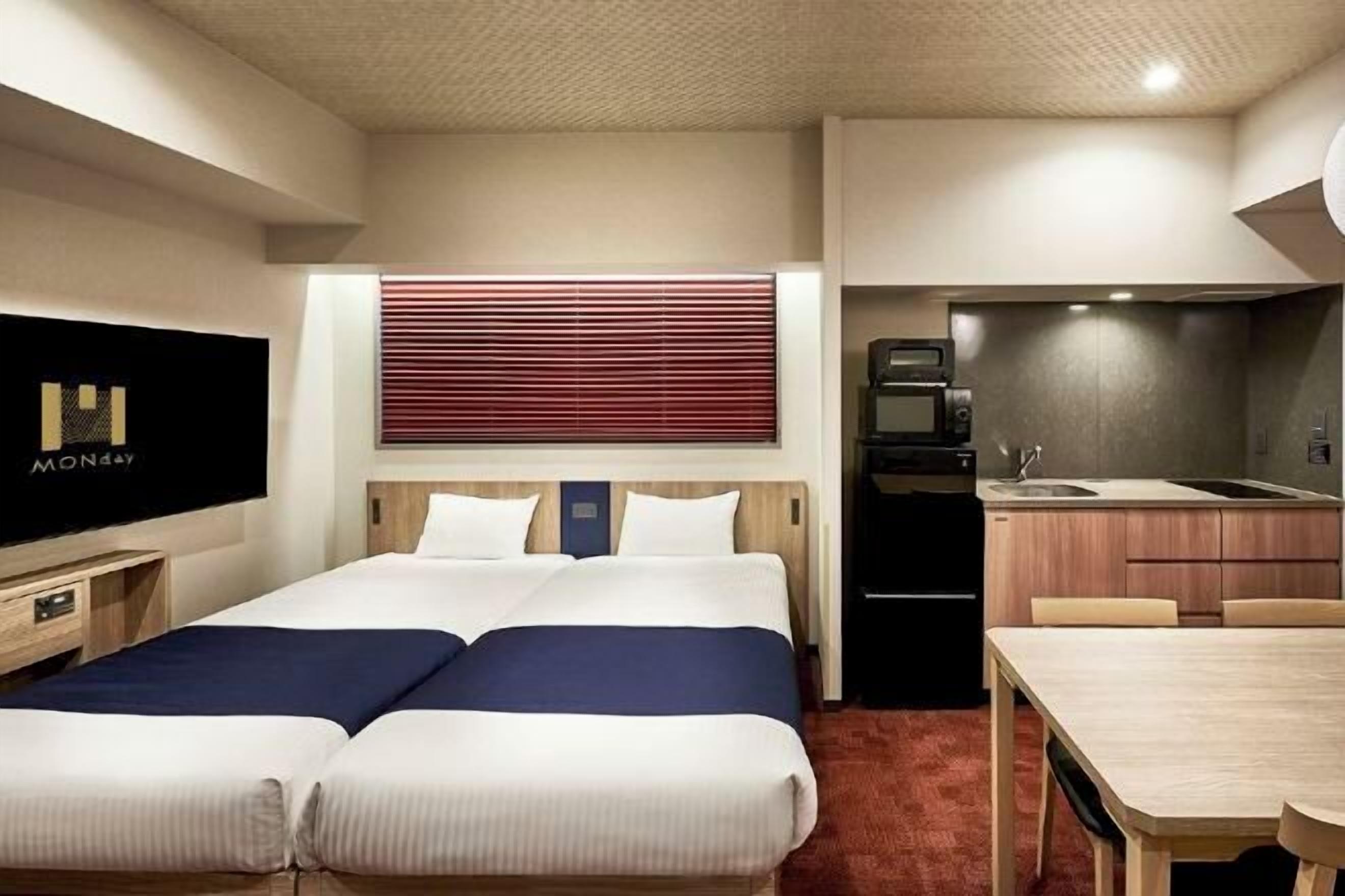 Cobrellits, caixa forta a l'habitació i escriptori 