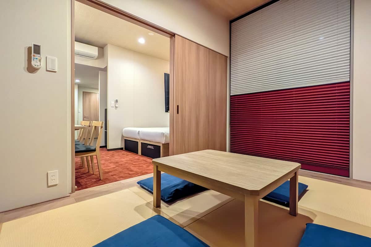 Rum - icke-rökare (1-5pax,Grand Japanese, Basement Floor) | Duntäcken, värdeförvaringsskåp på rummet och skrivbord