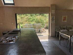 Casa, 6 habitaciones, con acceso para personas discapacitadas, patio | Cocina privada | Refrigerador, parrilla de estufa, lavavajillas y cafetera y tetera 