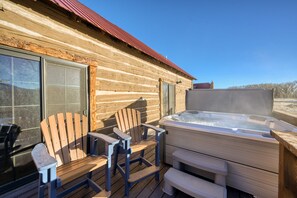 Outdoor spa tub - Dog-friendly riverfront retreat with hot tub, stunning views & screened porch (South Fork)