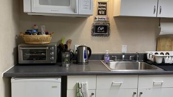 Réfrigérateur, micro-ondes, four, cafetière/bouilloire