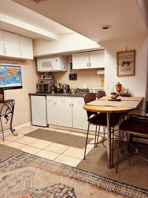 Fridge, microwave, oven, coffee/tea maker