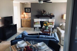 Apartamento tradicional, 2 habitaciones | Zona de estar | Una televisión, una mesa de tenis de mesa