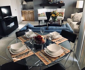 Traditioneel appartement, 2 slaapkamers | Woonruimte | Een televisie en een tafeltennistafel