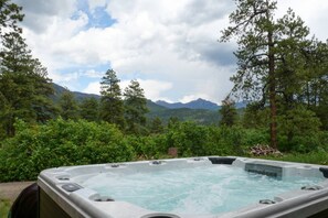 Ein Whirlpool mit einer Berglandschaft im Hintergrund.