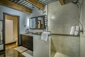 Een douche, een haardroger, handdoeken, shampoo