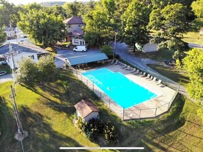 Una piscina al aire libre