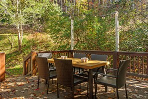 Outdoor dining - 🌲Easy Paved Access🔥Fireplace❤️Great Privacy🏞️Across River🎇NearDowntown🙂 (Blue Ridge)