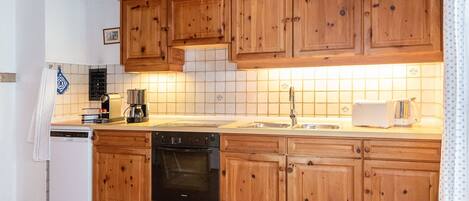 Fridge, oven, stovetop, dishwasher