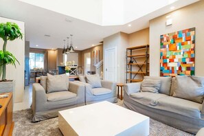 TV, lettore DVD, impianto stereo, studio