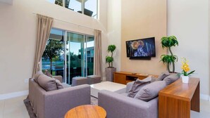 TV, DVD-spiller, stereoanlegg og kontorer