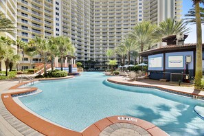 Innendørsbasseng og et oppvarmet basseng