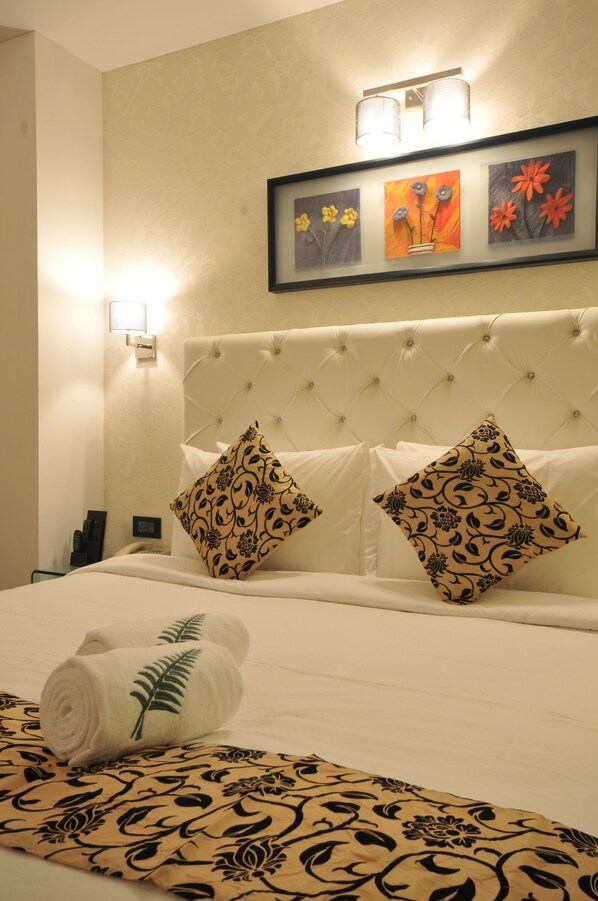 Ylelliset vuodevaatteet, minibaari, työpöytä