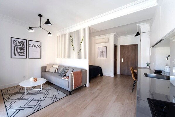 Superior Apartment | Private kitchen | Fridge, microwave, stovetop, cookware/dishes/utensils