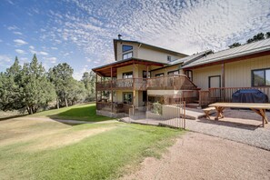 A two-story house with a balcony, a covered patio, and a barbecue area. - 'Rocking Horse Ranch' 5BR Cabin in Payson (Payson)