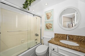 Combinazione doccia/vasca, asciugacapelli, asciugamani