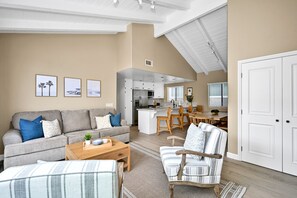 TV - 2 HOMES RENTED TOGETHER ON THE OCEANFRONT (Newport Beach)