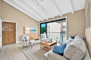 TV - 2 HOMES RENTED TOGETHER ON THE OCEANFRONT (Newport Beach)