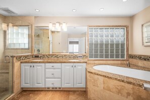 Ensemble douche/baignoire, sèche-cheveux, serviettes fournies