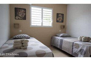 2 chambres, coffres-forts dans les chambres, fer et planche Ă repasser