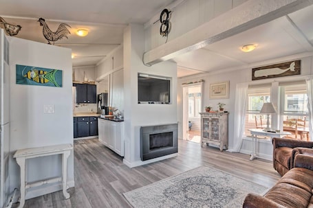 TV, fireplace, books. Seaside SK Getaway: Steps to Matunuck Beach!